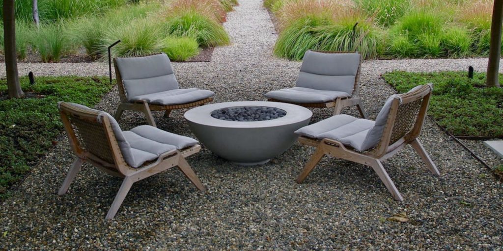 outdoor sofas and lounge chairs