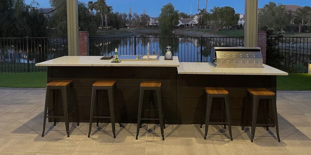 Simple Pallet Bar with Countertop